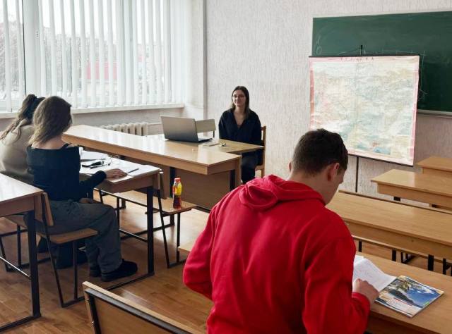 Робочий момент практики магістрантки Марти Кусяк з циклу занять ФГУ. Вивчаємо своє, пишаємося рідним!